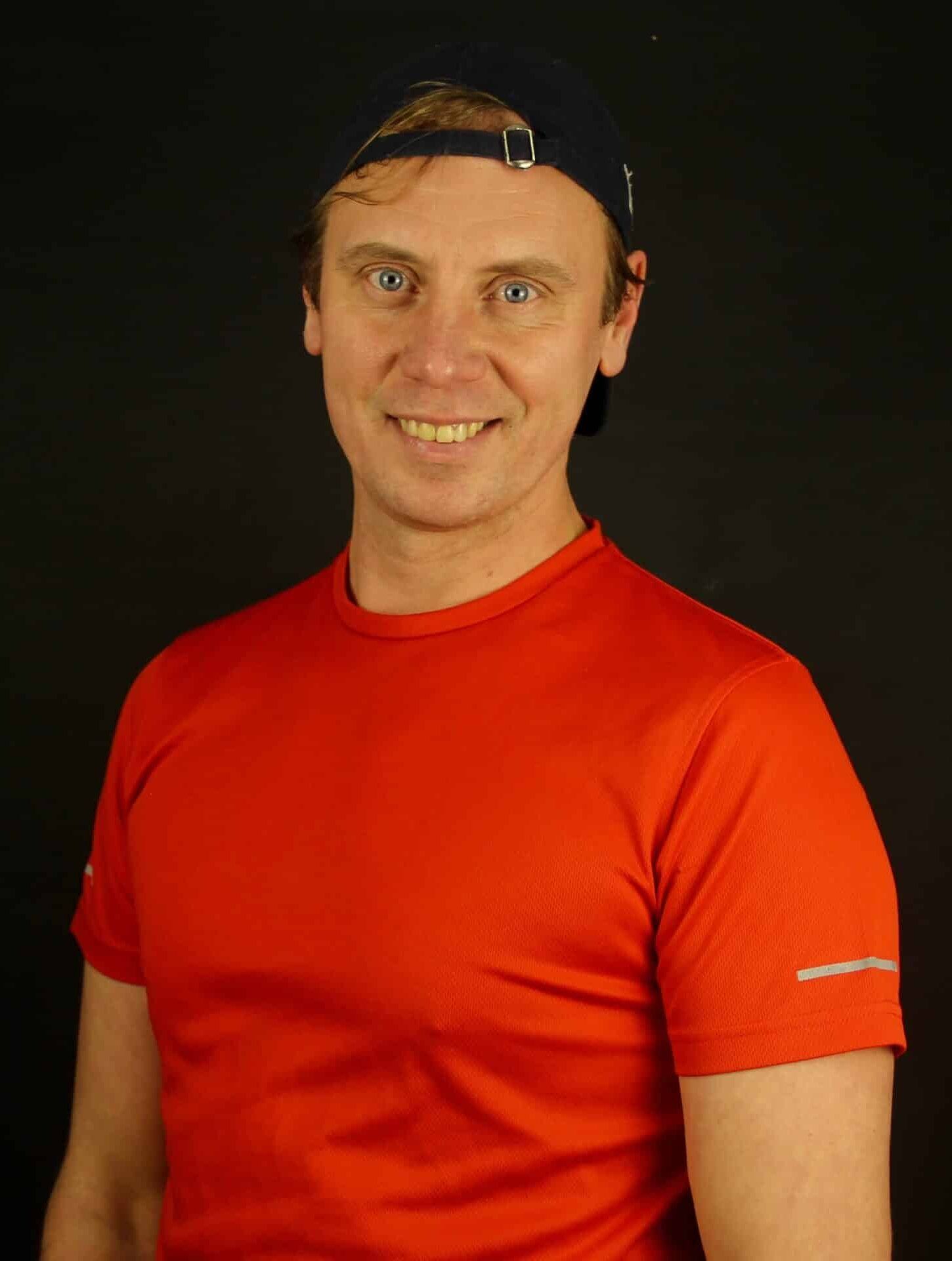 Sergio Chernykh sonriendo, con camiseta roja y gorra