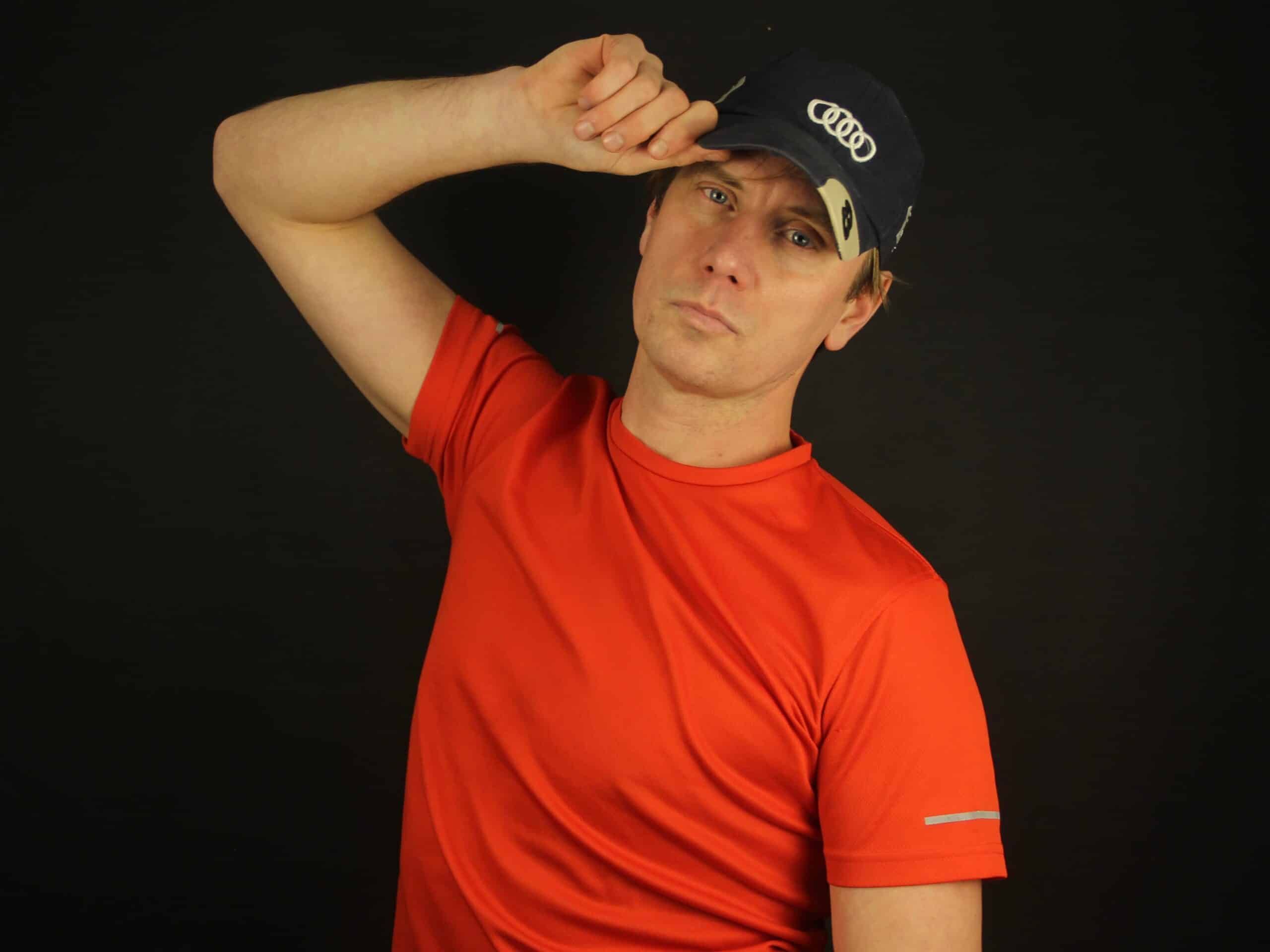 Sergio Chernykh con camiseta roja en actitud desenfadada