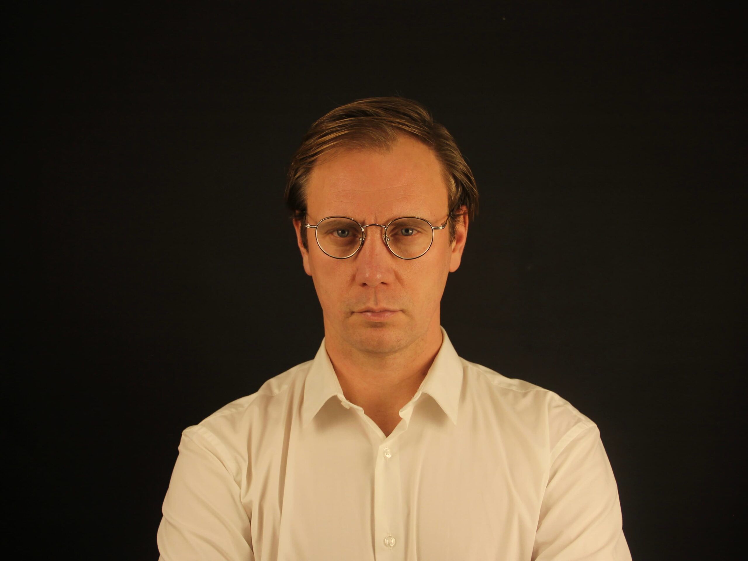 Sergio Chernykh con gafas y camisa blanca