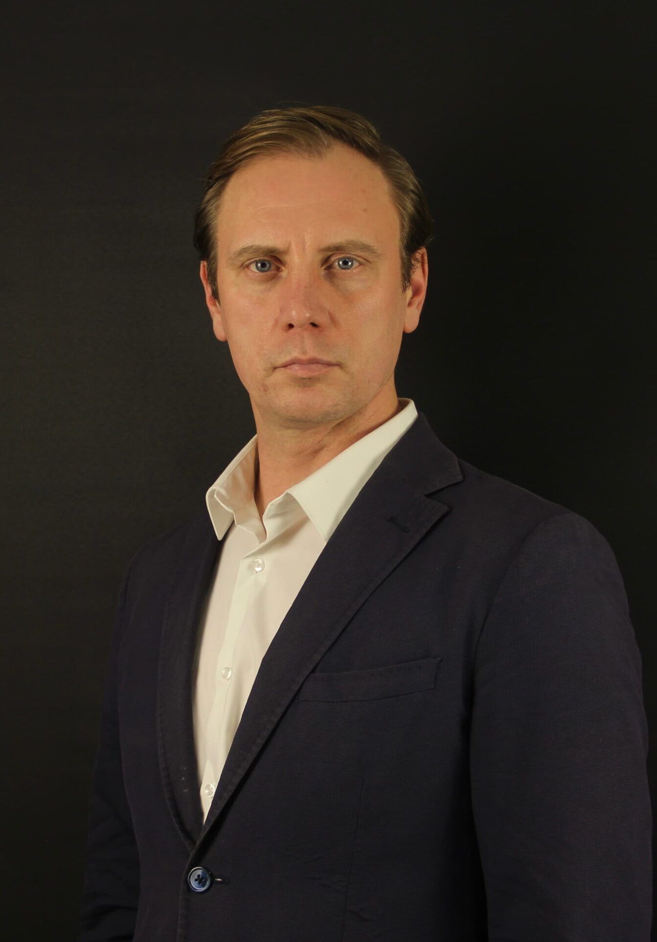 Sergio Chernykh con traje oscuro y camisa blanca