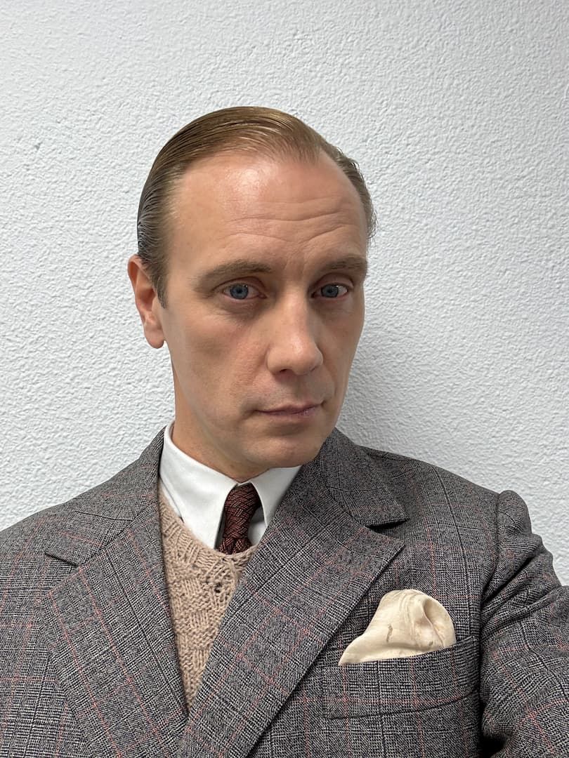 Sergio Chernykh con americana de tweed, corbata y pañuelo